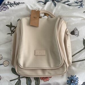NWT DEZI Cream Cosmetic Bag